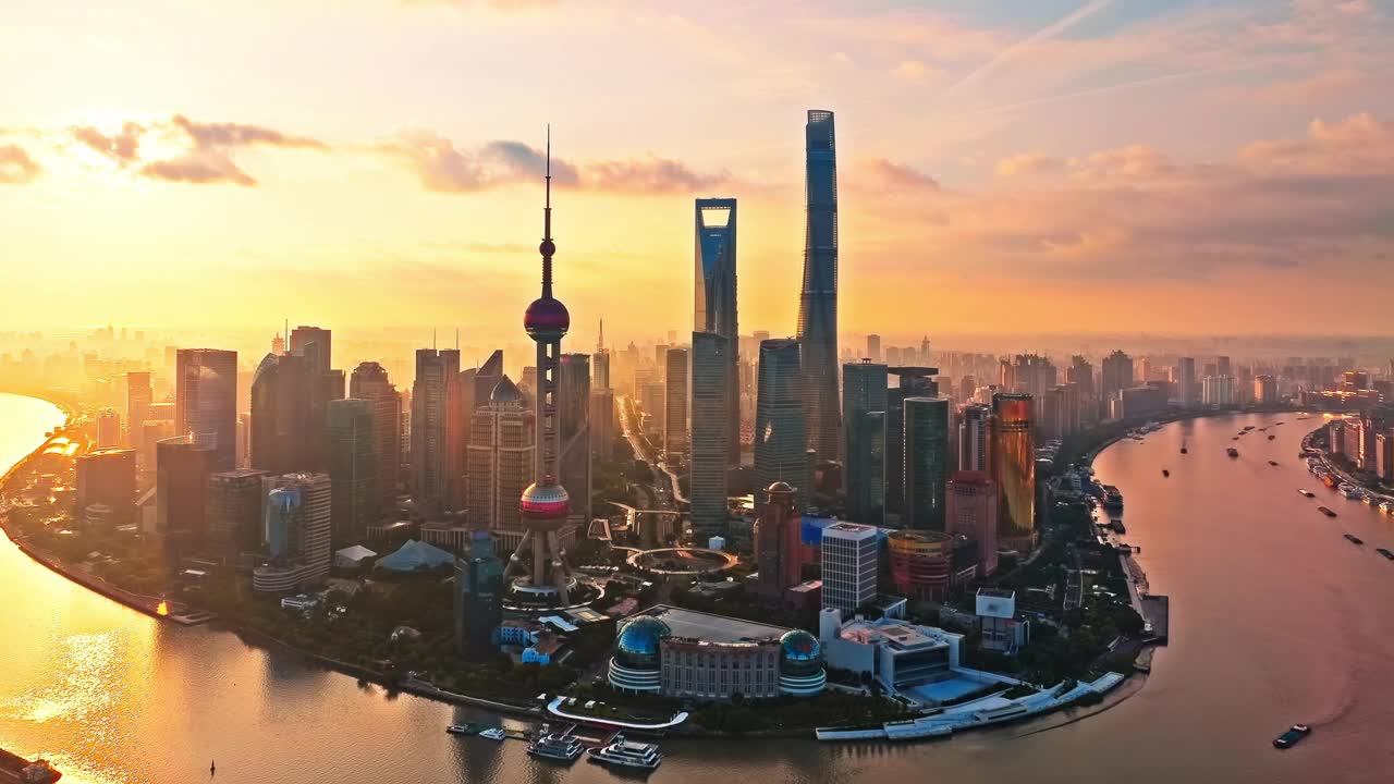 航拍的市中心建筑物天际线在日出时在上海，中国视频素材