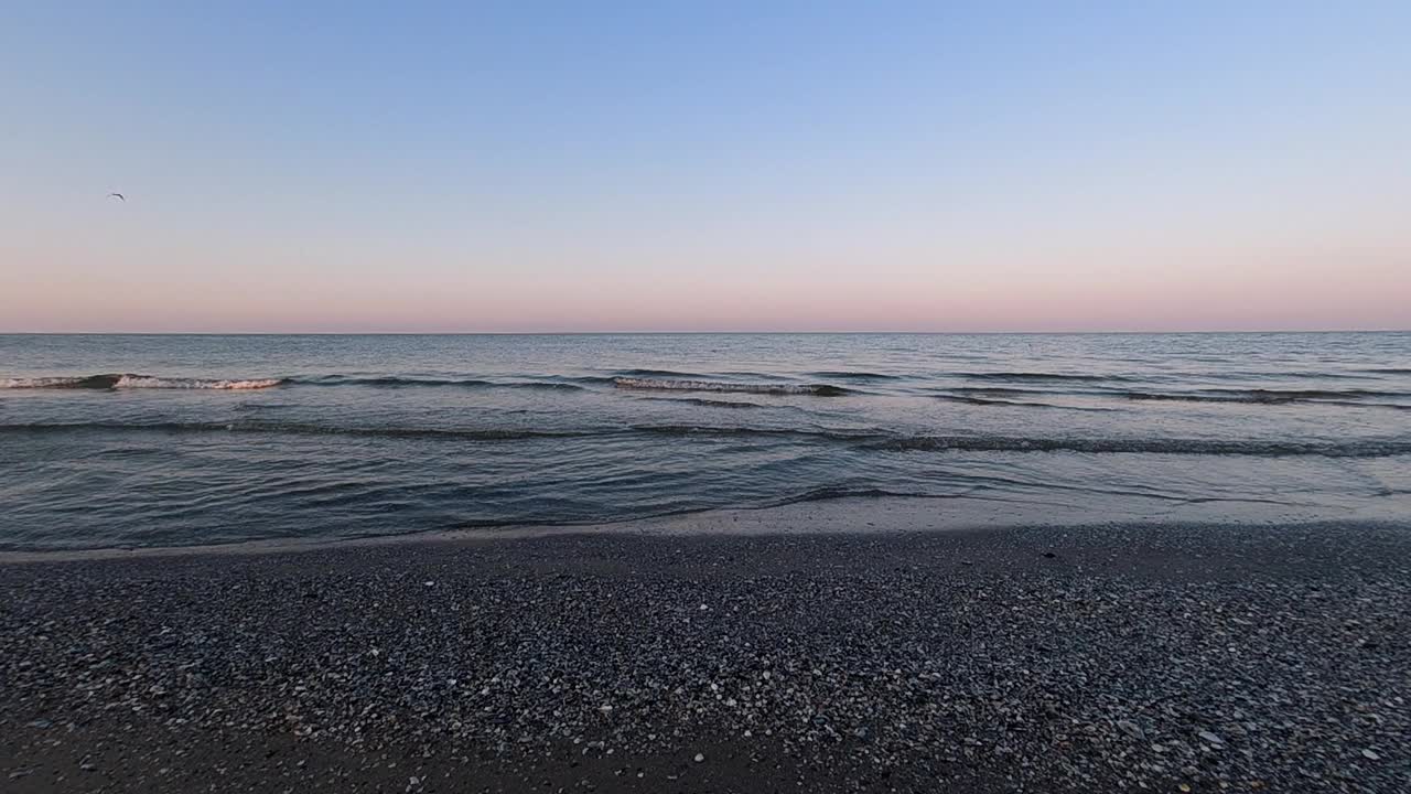 初夏清晨的海滨。海的看法。缓慢的运动。视频下载