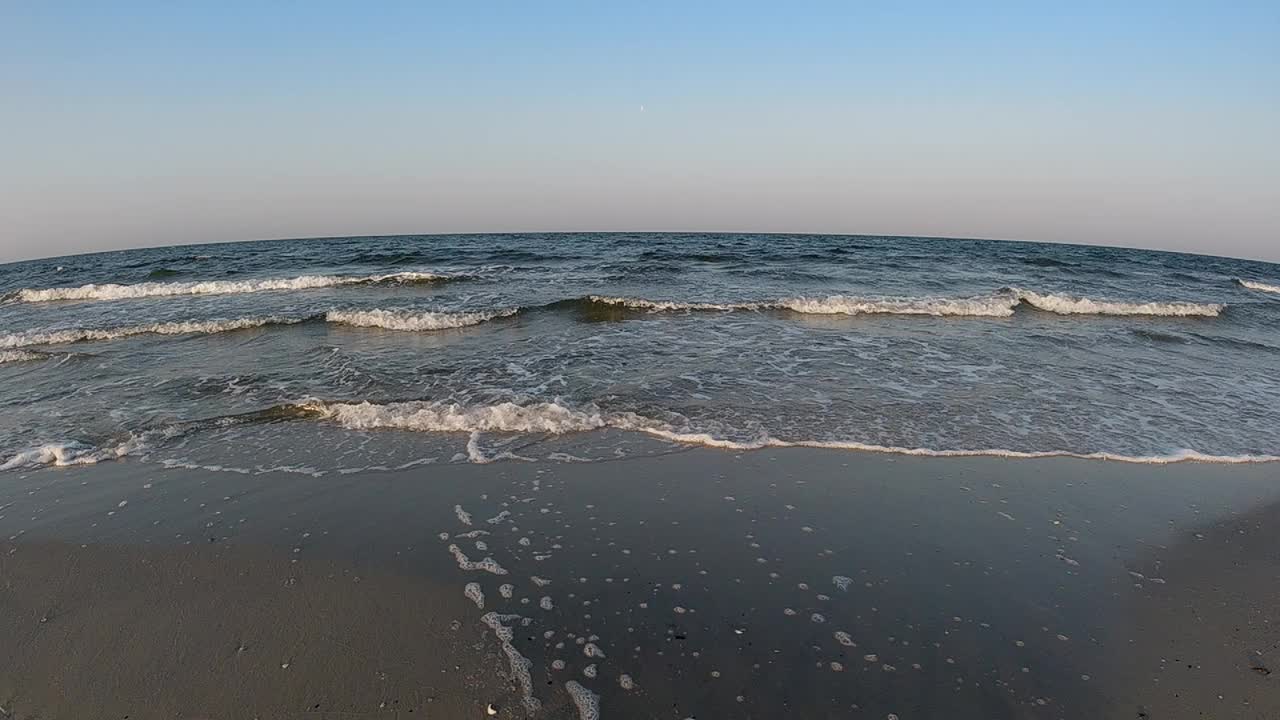 清晨。海上冲浪。黎明笼罩着海岸。海景。缓慢的运动。视频素材