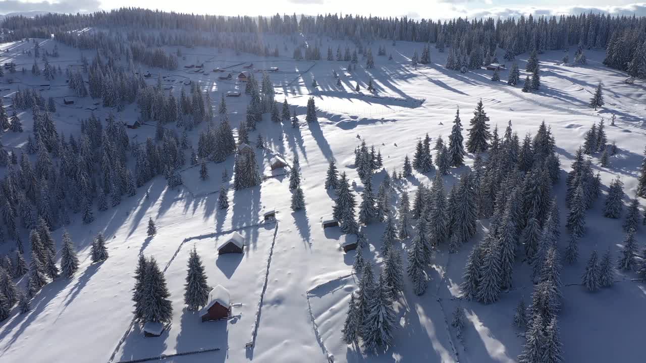 偏远的山村，宅基地在冬天被雪覆盖的山上。4K无人机航拍图视频素材