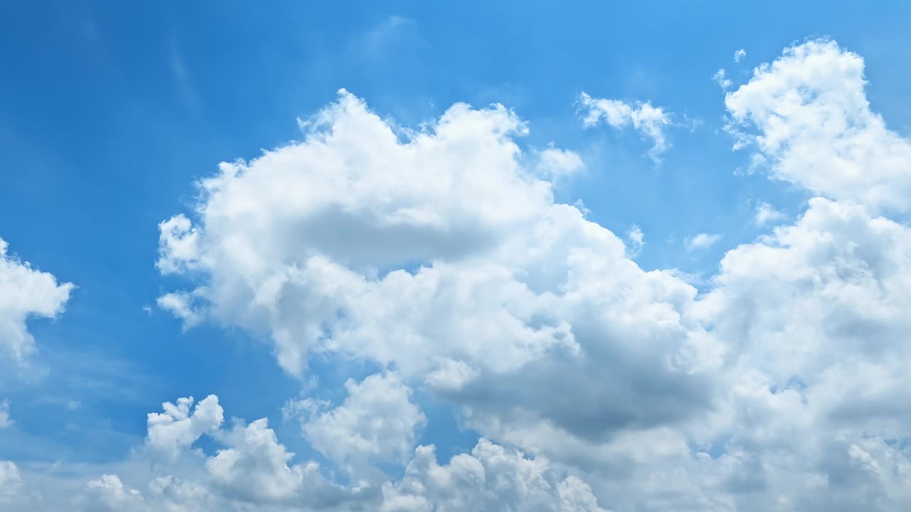 在晴朗的夏日，延时拍摄的蓝天白云视频素材