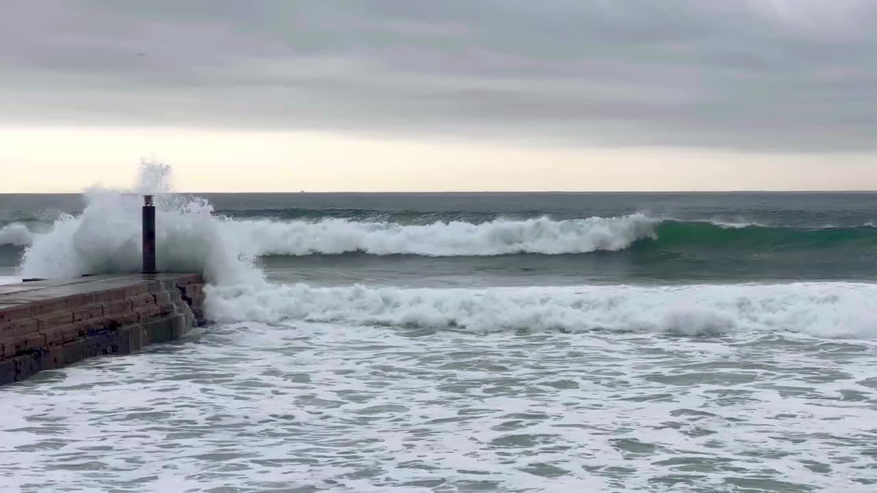 海浪拍打着海岸视频素材