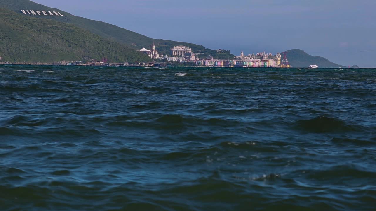 从城市俯瞰珍珠岛。波浪在前景。视频下载