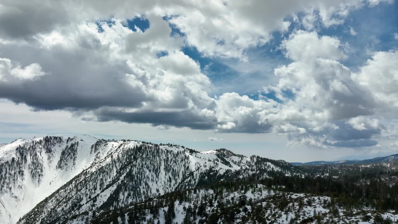 洛杉矶附近积雪覆盖的山脉航拍图视频素材