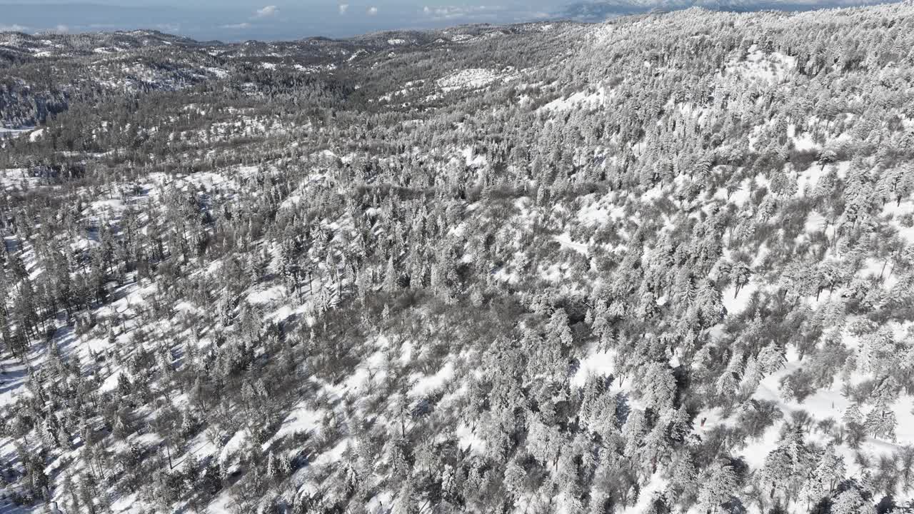 洛杉矶附近积雪覆盖的山脉航拍图视频素材