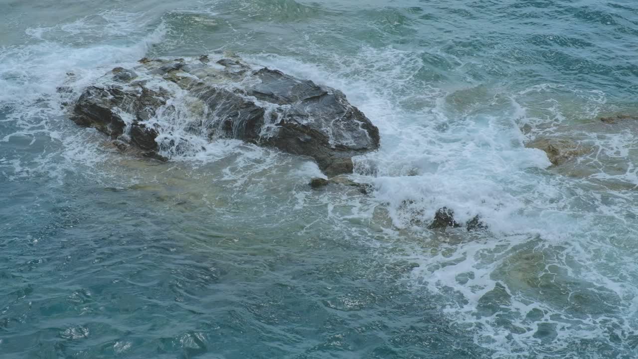 海浪冲击着北海的悬崖峭壁视频下载