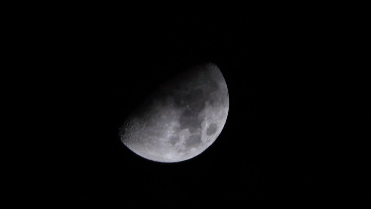 夜晚的月亮与云彩在4k 25fps的视频前面视频素材