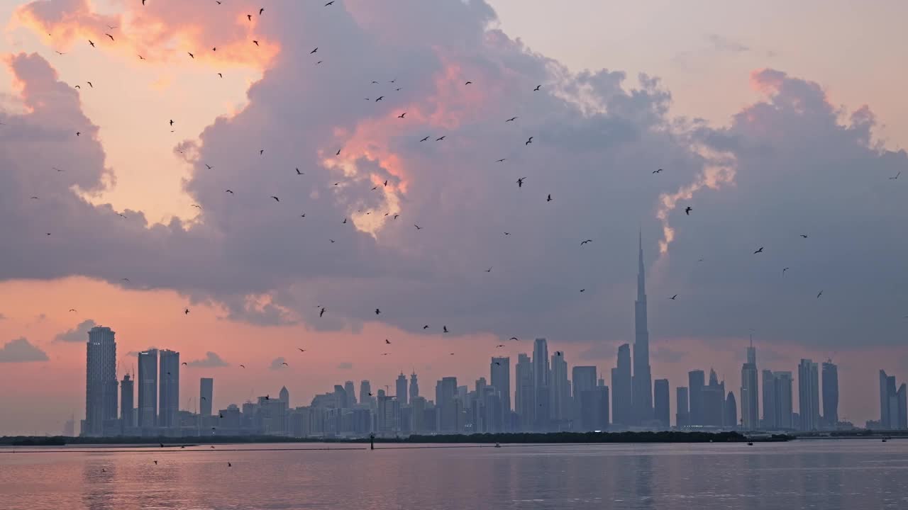 从迪拜河运河俯瞰迪拜市中心的日落景色视频素材