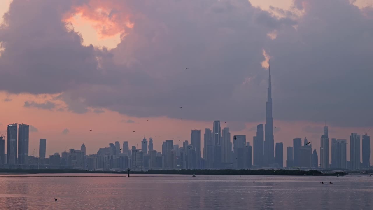 从迪拜河运河俯瞰迪拜市中心的日落景色视频素材