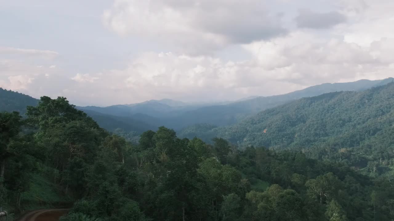 亚洲热带自然环境中的山脉全景。视频素材