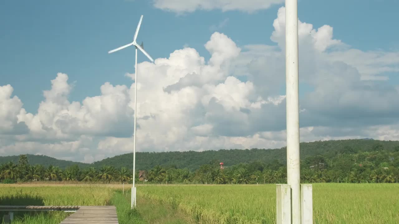 农田里的风车产生清洁的电能。视频素材