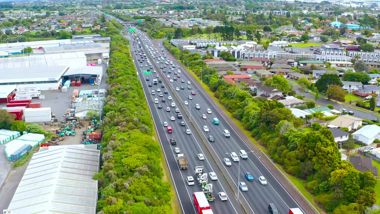 周五下午晚些时候，曼热尔高速公路上交通拥挤视频素材