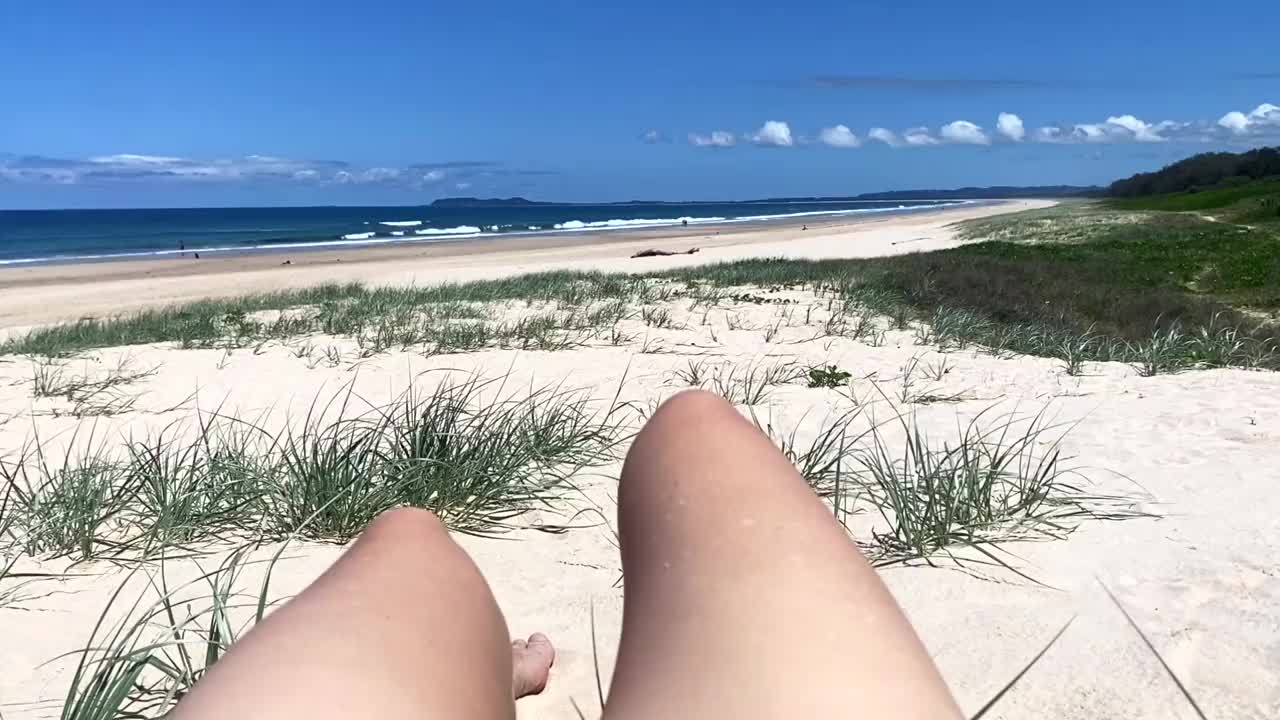 在沙滩沙丘上晒日光浴视频下载
