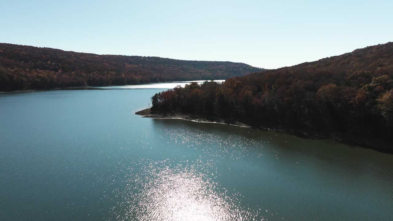 田园风光的湖泊和秋天的森林，湖堡史密斯州立公园在阿肯色州，美国-空中无人机拍摄视频素材