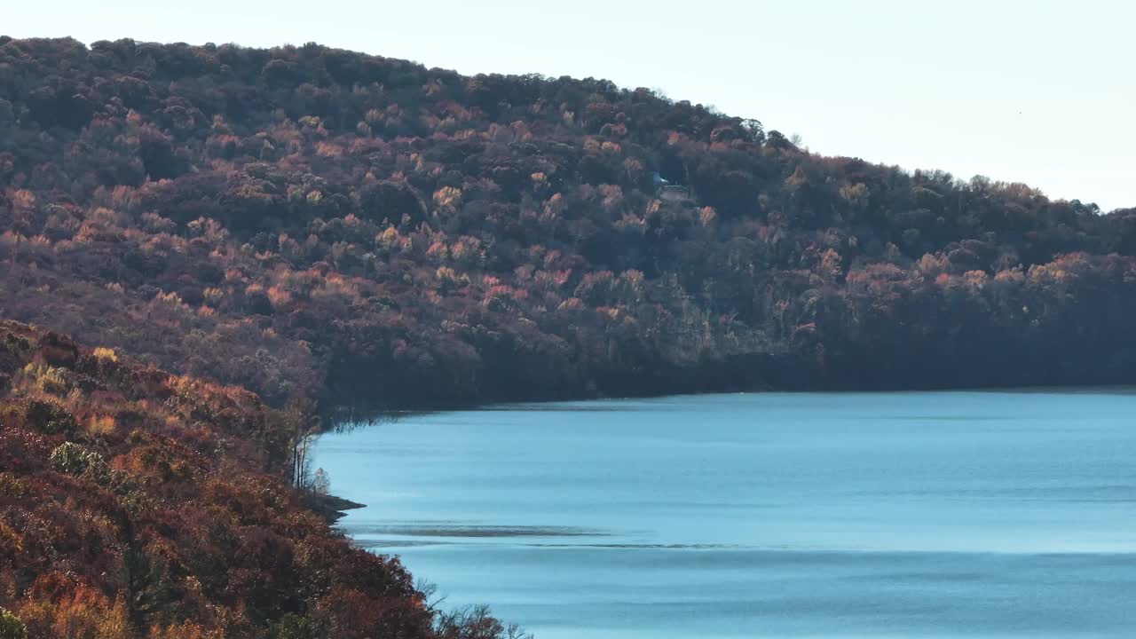 平静的湖水史密斯堡在阿肯色州，美国在秋天-无人机拍摄视频素材