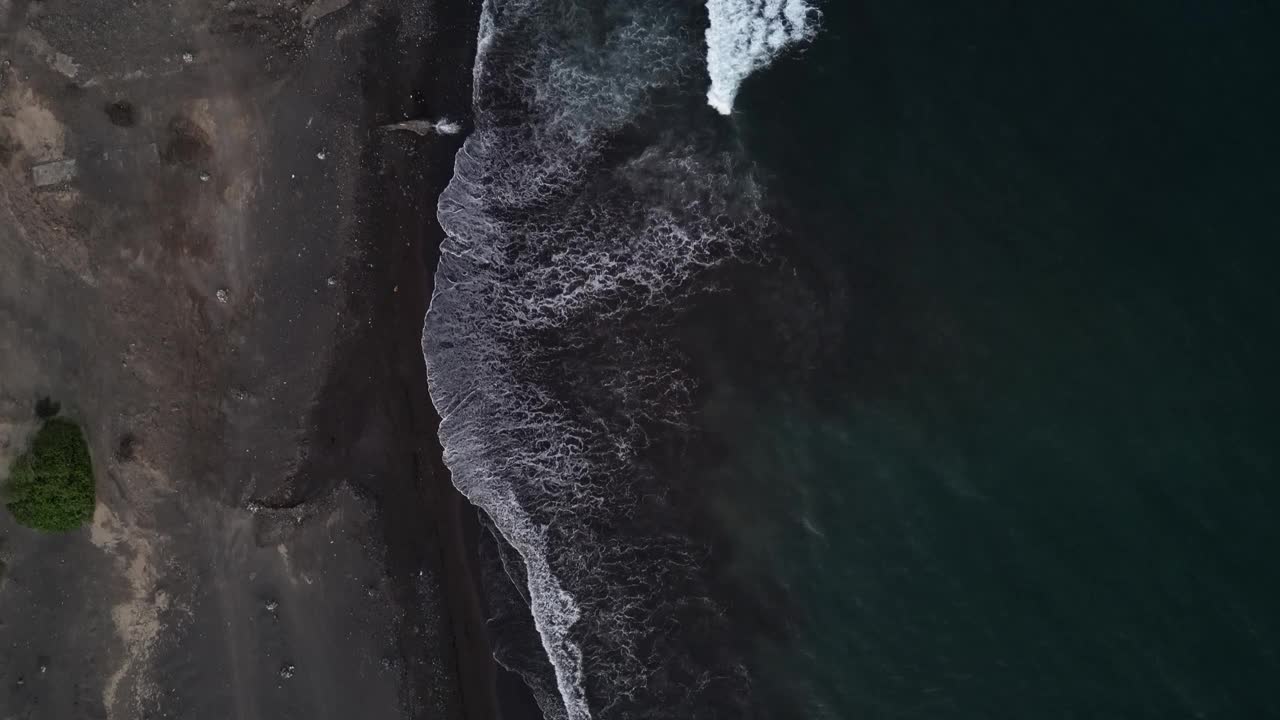 在非洲佛得角群岛的空旷海滩上海浪的垂直视图。无人机航拍视频素材