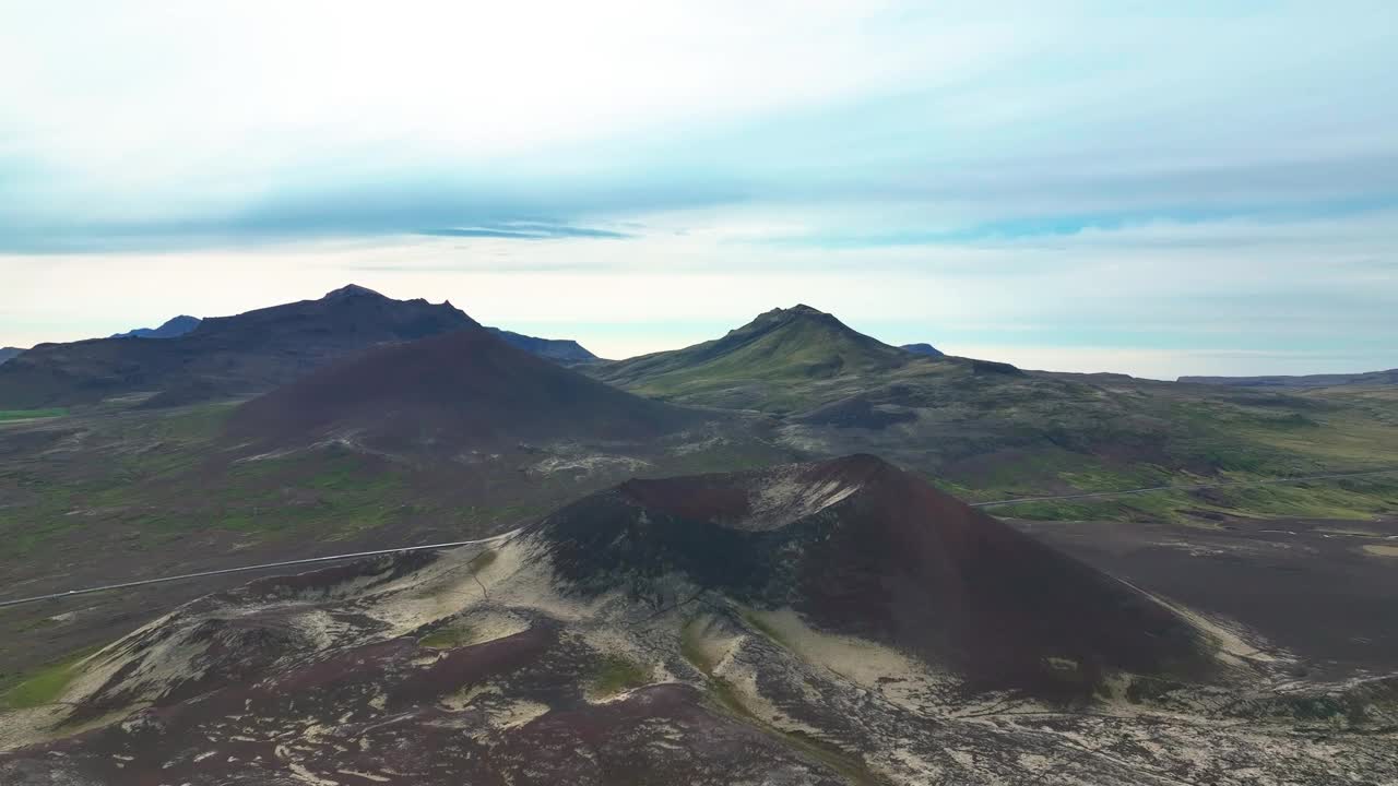 冰岛Snaefellsnes半岛Berserkjahraun地区的熔岩场上不活跃的火山口。无人机航拍视频素材