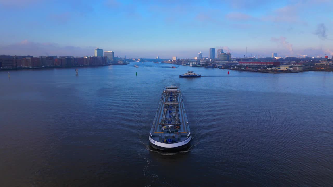 空中倾斜油轮来自北海运河在阿姆斯特丹，暮光视频素材