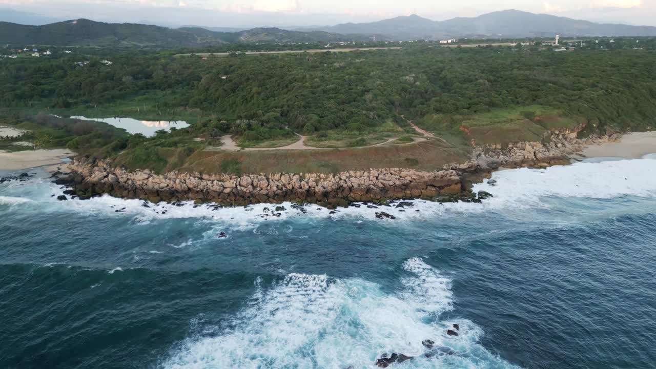 瓦哈卡州埃斯孔迪多港海岸线航拍的墨西哥海水波浪视频素材