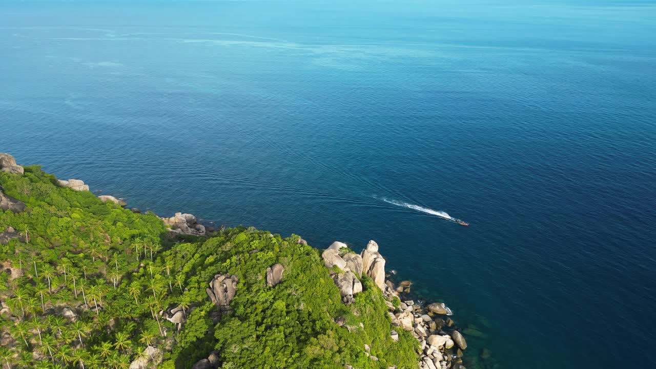 航拍照片显示，渡轮正在泰国岛岛悬崖海岸的拐角处超车。泰国岛岛是东南亚著名的潜水胜地视频素材