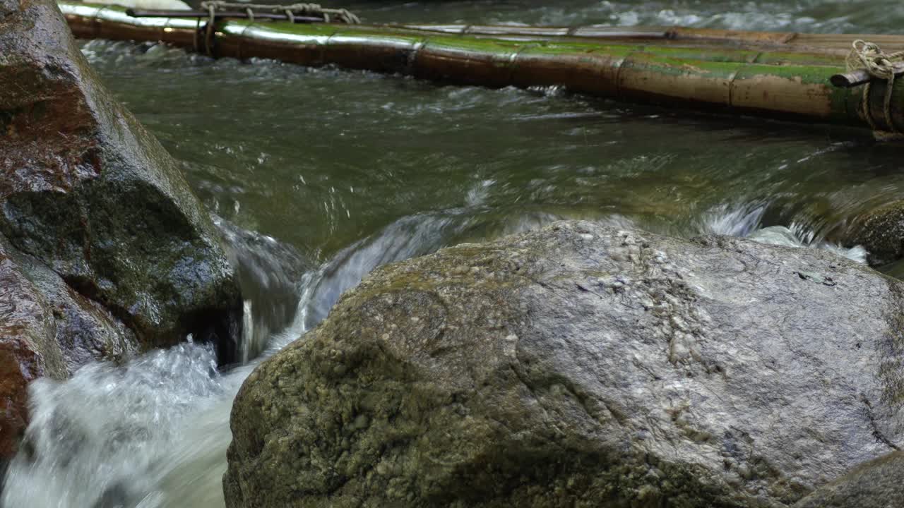 小山河，水清。泰国拉差武里考禅瀑布的小而快速的山间河流。河流岩石与流水的特写。放松的风景视频下载