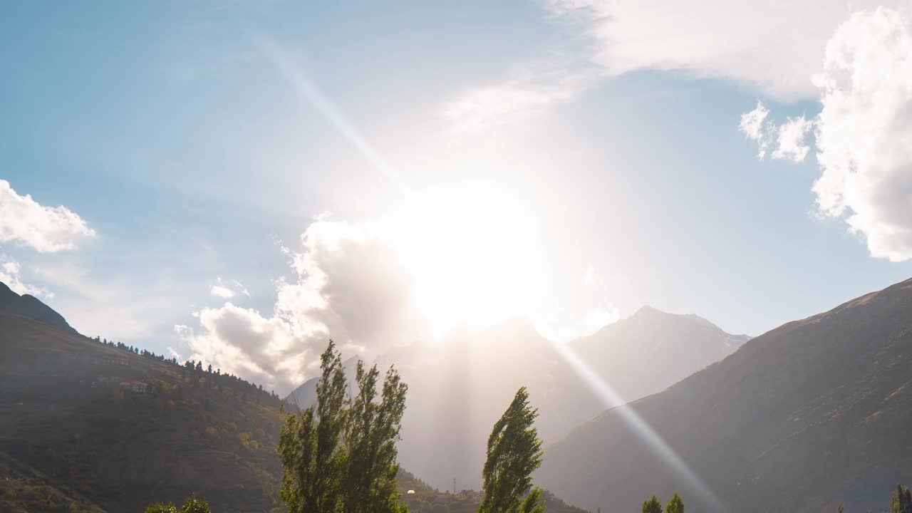 印度基隆山谷的夕阳和天空中的云彩。山上的日落。夏日山水云树。夕阳落在拉哈尔小镇上视频素材