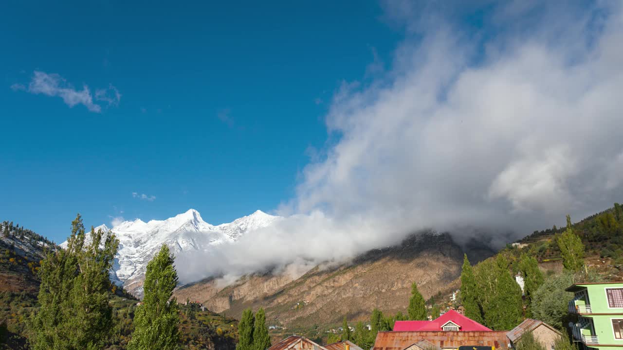 印度拉哈尔雪山下移动的云。美丽的自然夏季景观。云层覆盖山脉的时间。山谷中的低云。视频素材