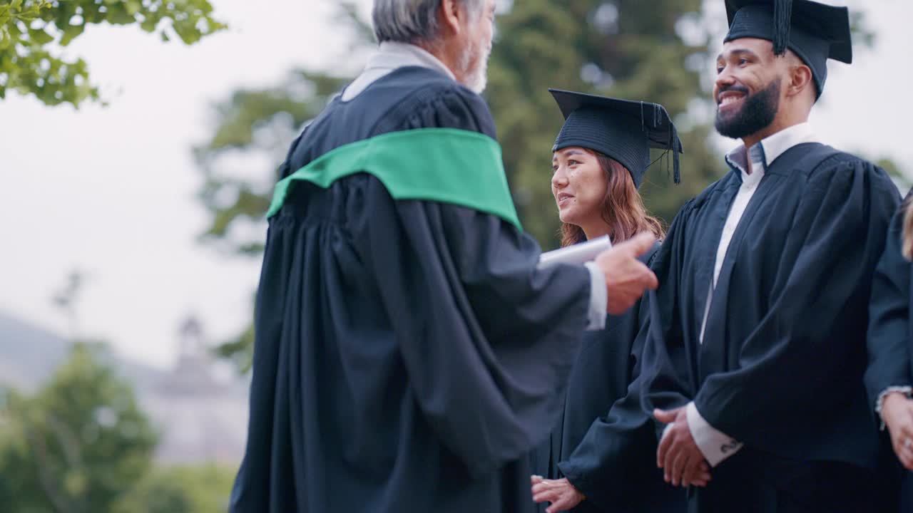 毕业时握手，与成功的同学握手，与取得成绩的同学祝贺或感谢。在校园里，毕业生、教授与领取证书或国际学位的人握手视频素材