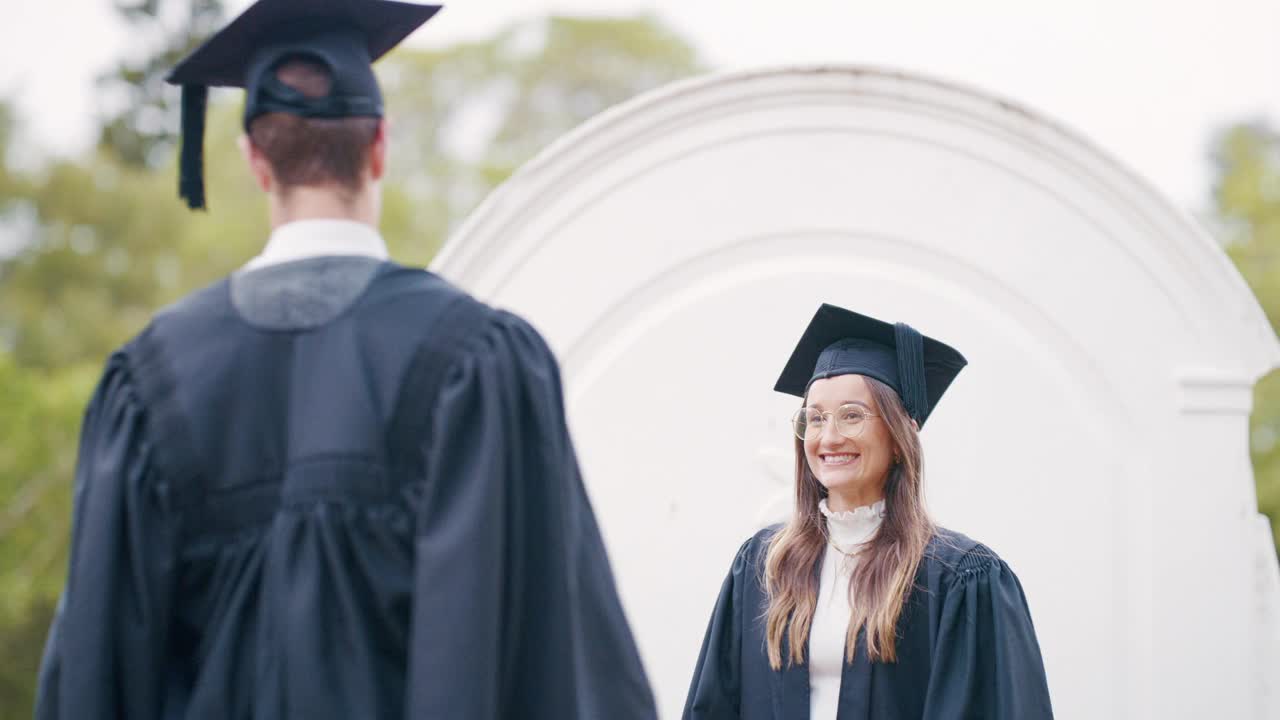 毕业了，朋友们拥抱和庆祝大学，学院我们的教育成功，校园里的支持和爱。一群研究生或人们在户外为文凭和祝贺而兴奋不已视频素材