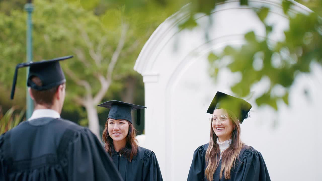 毕业了，同学们拥抱和庆祝大学，学院我们的教育成功，校园里的支持和爱。一群毕业的朋友或人们在户外为毕业证书和祝贺而兴奋视频素材