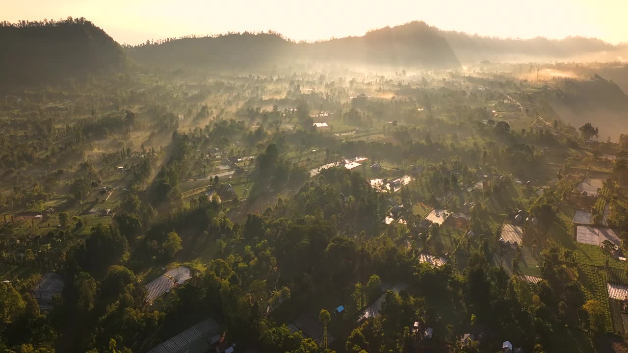 印度尼西亚巴厘岛Kabupaten Bangli Kintamani, Pohon Cinta, Batur山和Agung山，雾和云移动视频下载