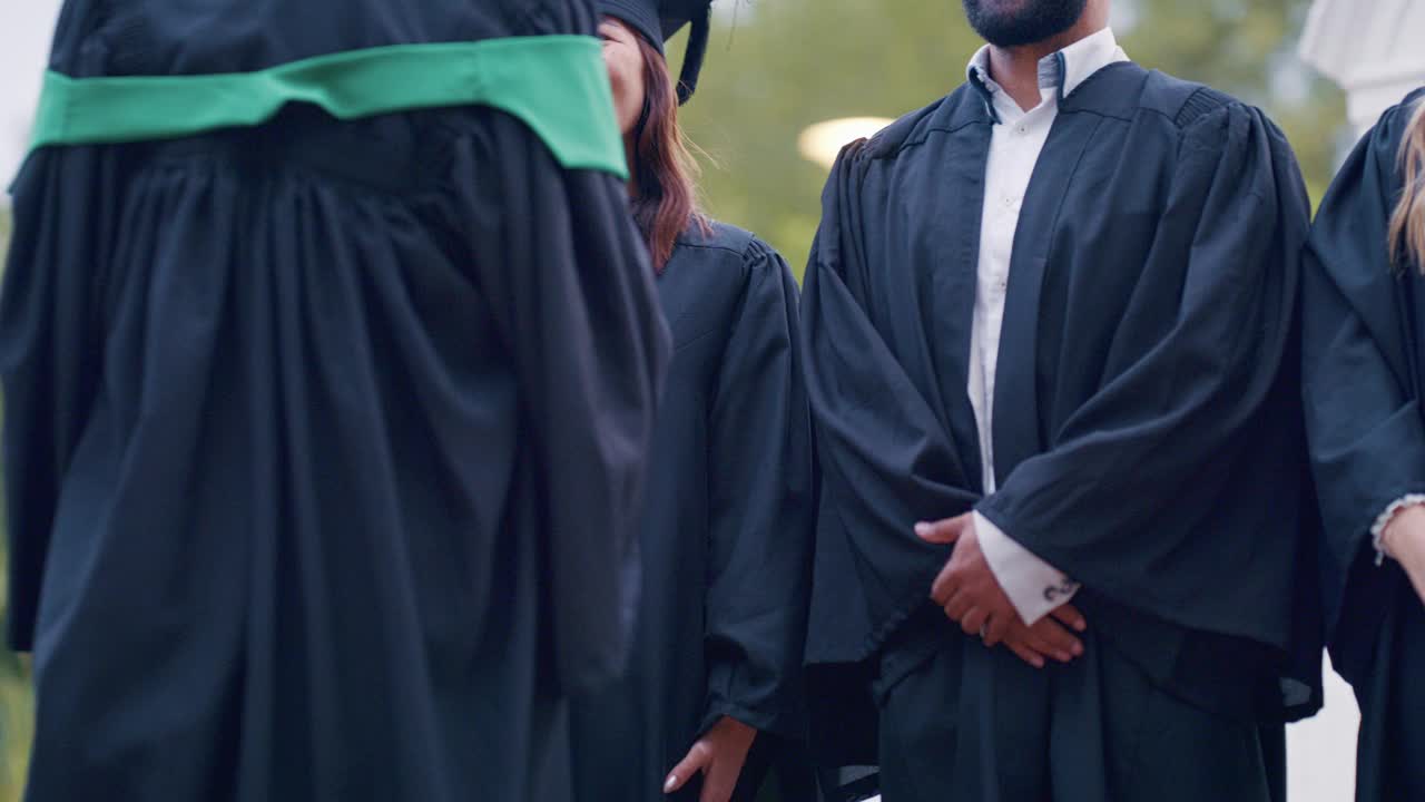 快乐的学生，毕业和户外仪式的文凭，学位或资格在学校。一群毕业生在校园里为成就、教育或成功证书而微笑视频素材