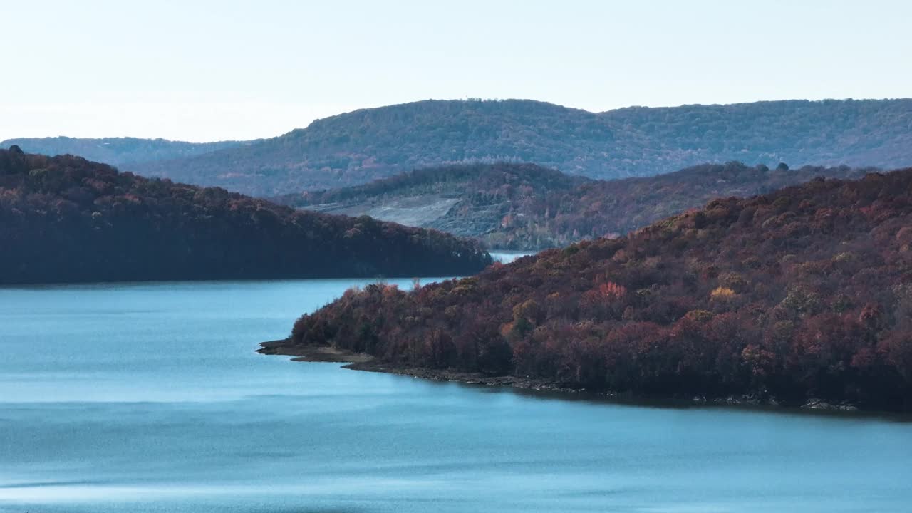 田园诗般的湖景和秋天的树叶在史密斯湖堡州立公园，阿肯色州，美国-无人机拍摄视频素材