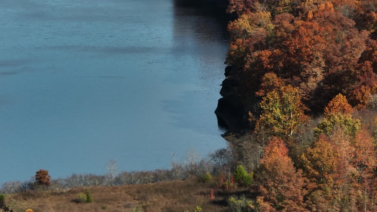 色彩缤纷的秋天森林和湖在史密斯堡湖州立公园，阿肯色州，美国-航拍视频素材