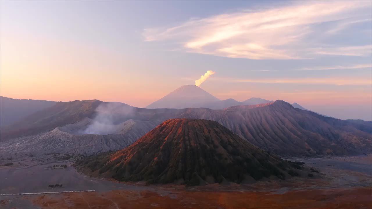 日出，Mount Bromo印度尼西亚早晨时间流逝视频素材