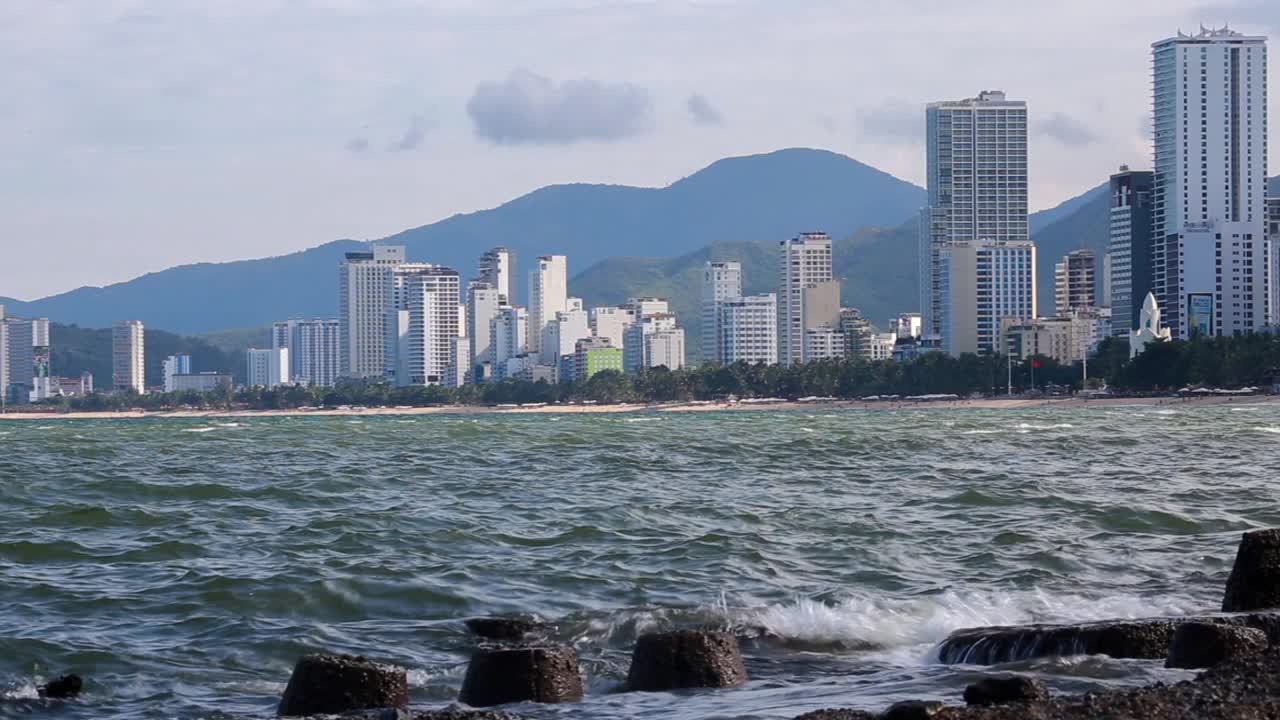 前景是海浪，背景是芽庄市。放松,宁静。视频下载