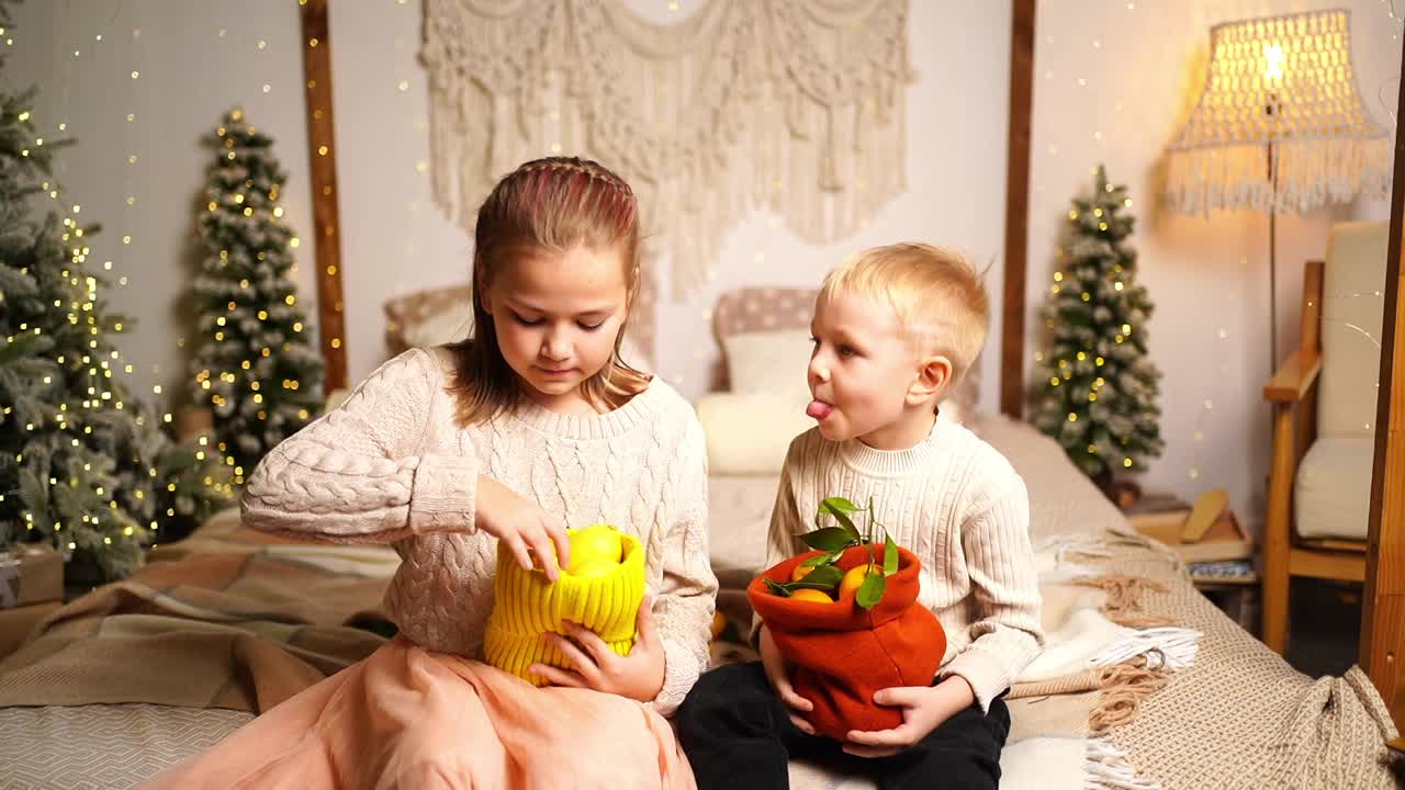 孩子们在家里过圣诞节视频素材