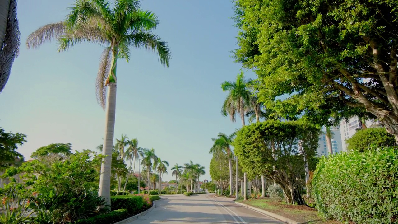 在佛罗里达州那不勒斯的街道上，汽车行驶的视角。道路上的车辆在交通视频素材