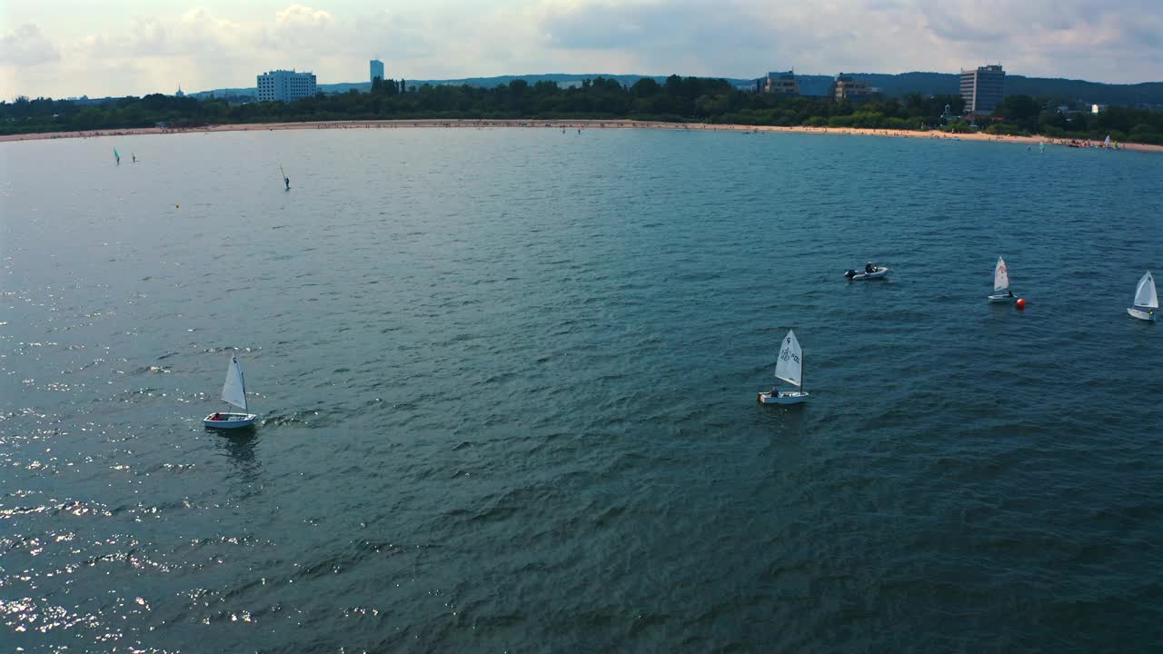 在阳光明媚的假期里，在波罗的海航行的乐观派小艇的鸟瞰图视频素材