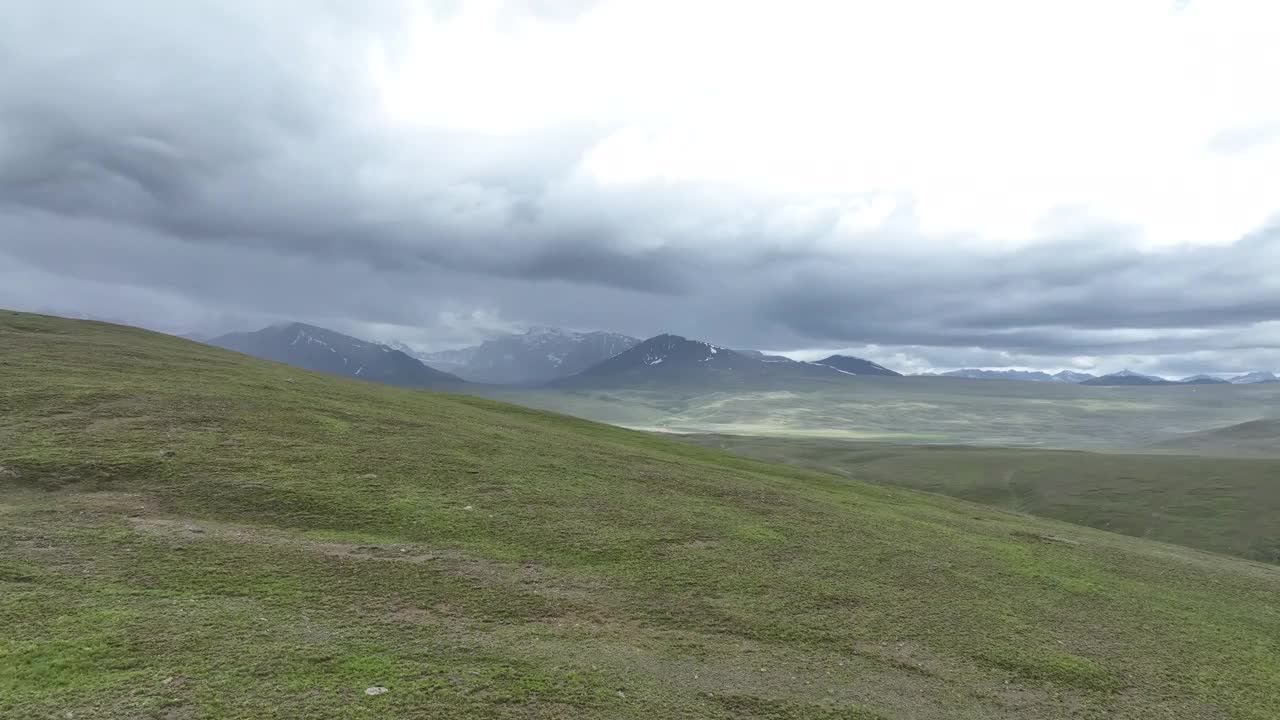 雾蒙蒙的山区景观在Deosai, Skardu，巴基斯坦-空中立交桥视频素材