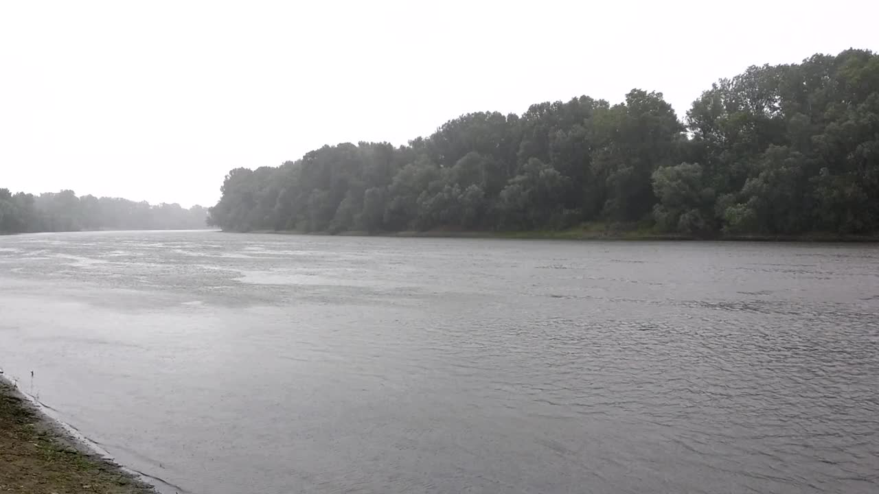 河上乌云密布，天正在下雨视频下载