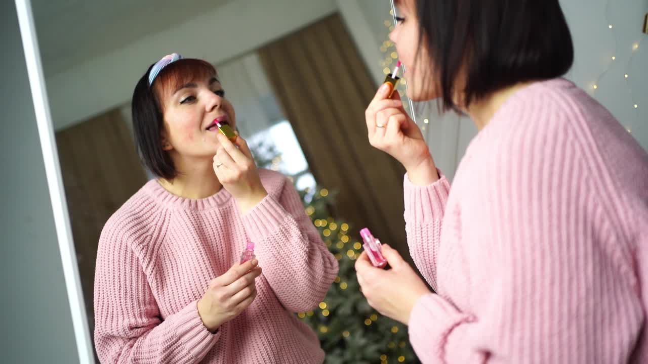 圣诞派对前在家里涂口红的女人视频素材