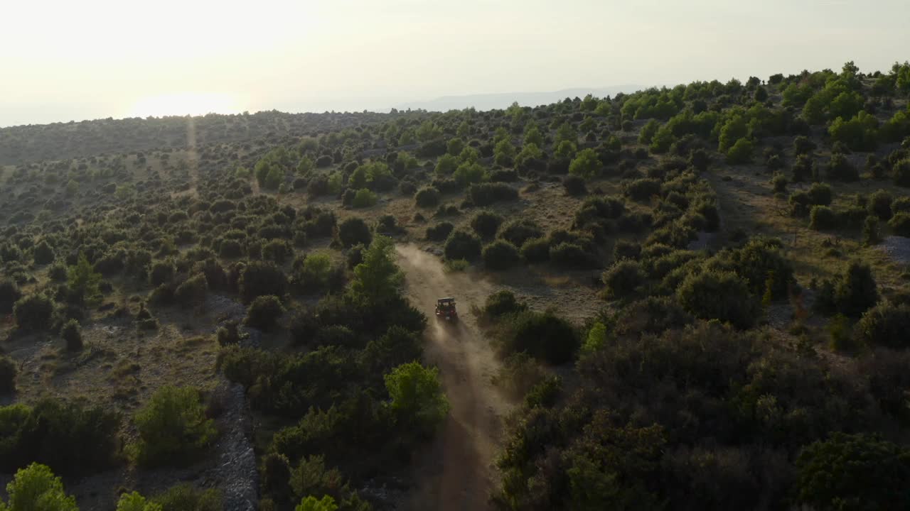 越野越野车在克罗地亚布拉克群岛偏远山区的未铺砌道路上的冒险。无人机航拍视频素材