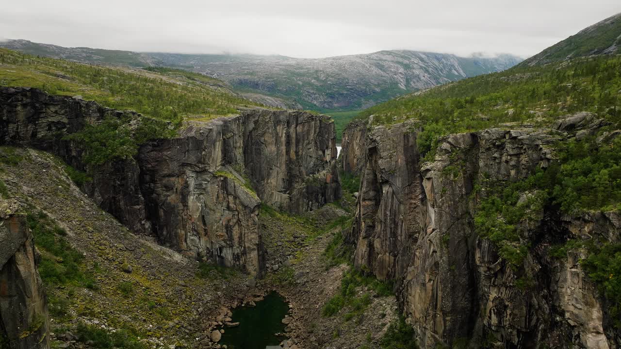 位于挪威偏远地区的赫尔莫朱韦峡谷有着陡峭的岩石悬崖。空中视频素材