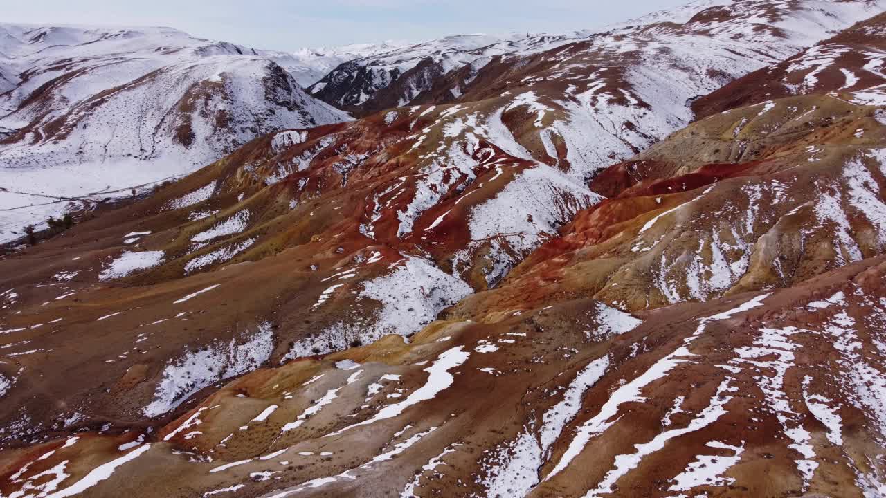 无人机看到的岩石山形成与雪干草在白天视频素材