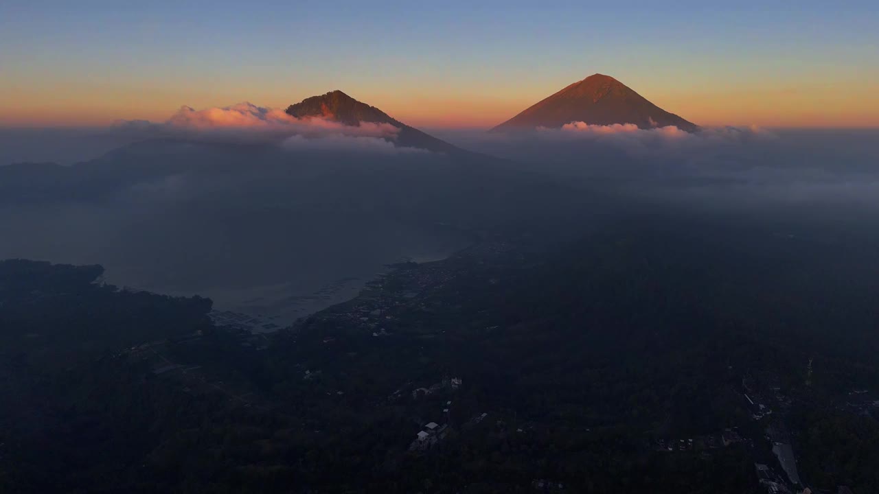 巴厘岛巴图尔山的林贾尼山的最后一束光。视频素材