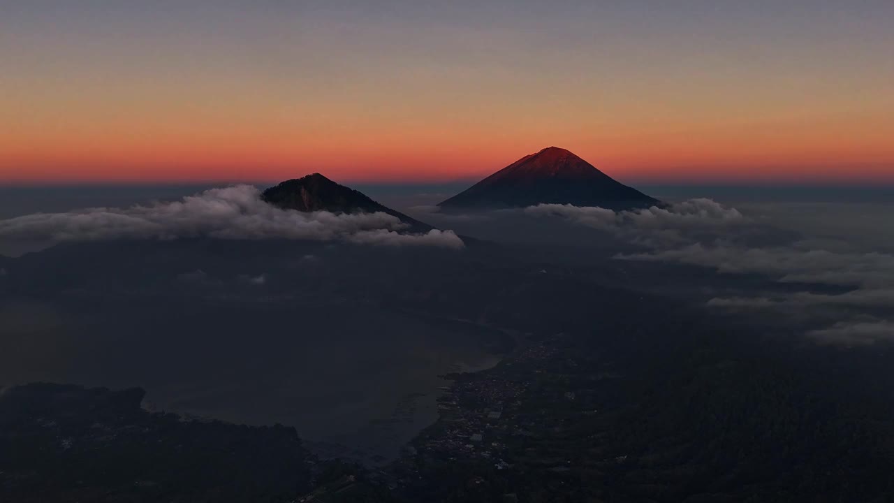 巴厘岛巴图尔山的林贾尼山的最后一束光。视频素材