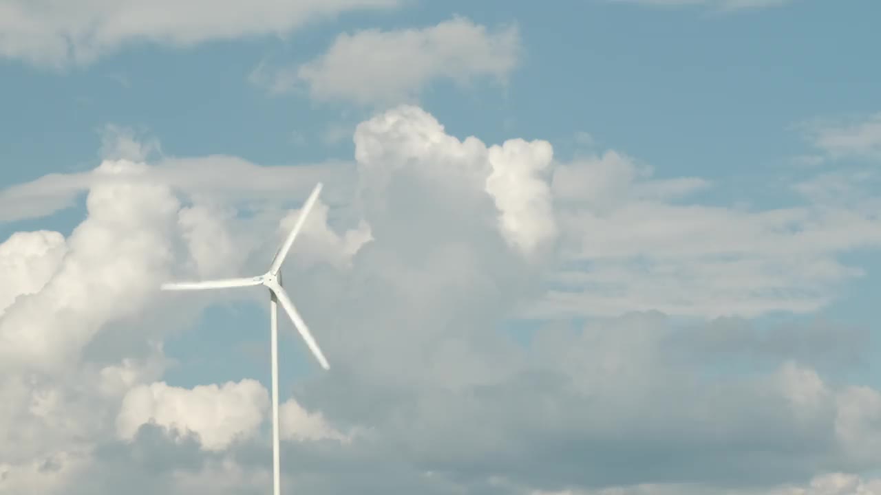 天空背景中的风车产生清洁能源。视频下载