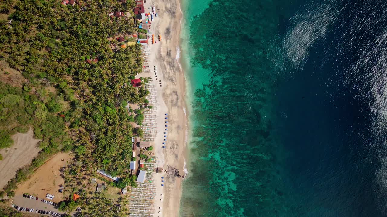 印度尼西亚卡兰加西姆岛东巴厘岛美丽的海滩。梦想之旅，户外探险。电影野生自然空中4K。茂密的棕榈树丛林和透明的绿色海水。阳光明媚的夏日视频素材