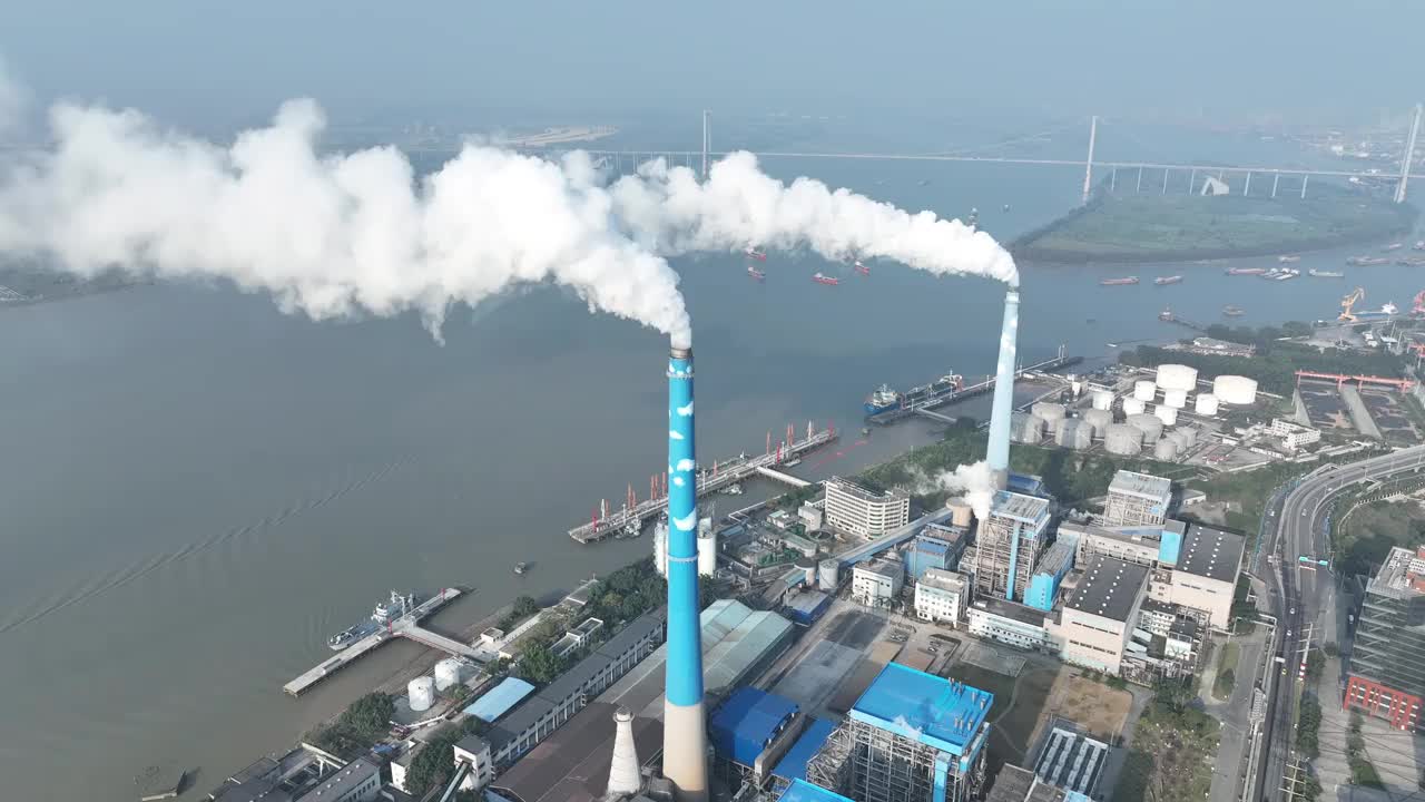 水边的火力发电站鸟瞰图视频素材